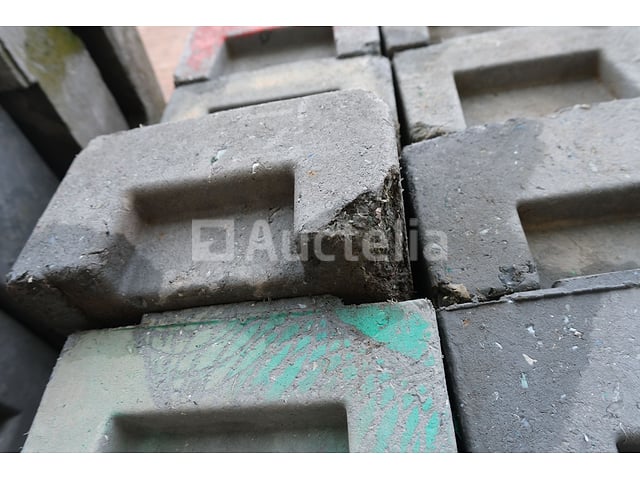 25 composietbases voor Heras-constructiebarrières – foto 6 – kavel bij Auctelia, Machelen