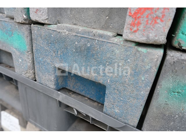 25 composietbases voor Heras-constructiebarrières – foto 5 – kavel bij Auctelia, Machelen