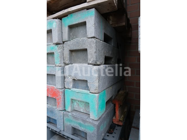 25 composietbases voor Heras-constructiebarrières – foto 2 – kavel bij Auctelia, Machelen