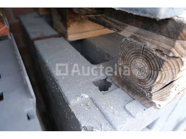 25 composietbases voor Heras-constructiebarrières – foto 4 – kavel bij Auctelia, Machelen