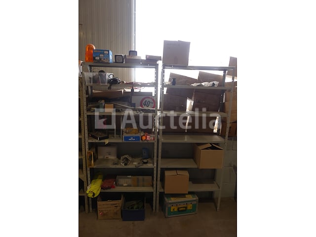 3 metalen planken – foto 2 – kavel bij Auctelia, Binche