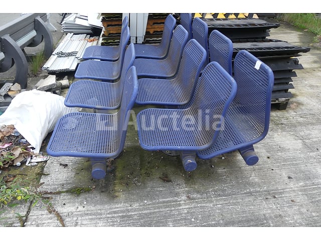 3 metalen steunen met 4 wachtstoelen – foto 2 – kavel bij Auctelia, Merelbeke-Melle