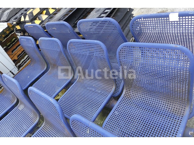 3 metalen steunen met 4 wachtstoelen – foto 3 – kavel bij Auctelia, Merelbeke-Melle