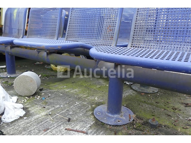 3 metalen steunen met 4 wachtstoelen – foto 5 – kavel bij Auctelia, Merelbeke-Melle