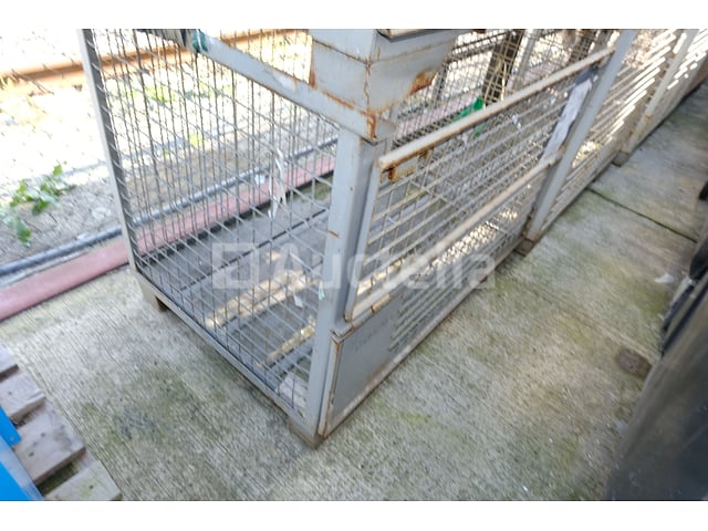 3 stapelbare metalen bakken – foto 5 – kavel bij Auctelia, Antwerpen