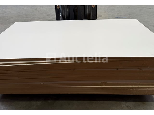 33 x MDF houten panelen (jasmijnkleur) 18mm 2440mmx1220mm – kavel bij Auctelia, Éghezée