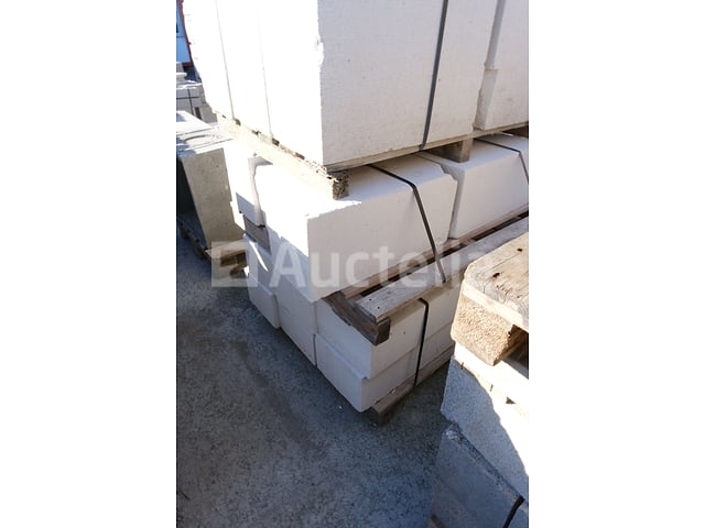 40 beluchte betonblokken – foto 2 – kavel bij Auctelia, Paliseul
