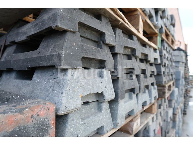 43 composietbases voor bouwbarrières type Heras – foto 3 – kavel bij Auctelia, Machelen