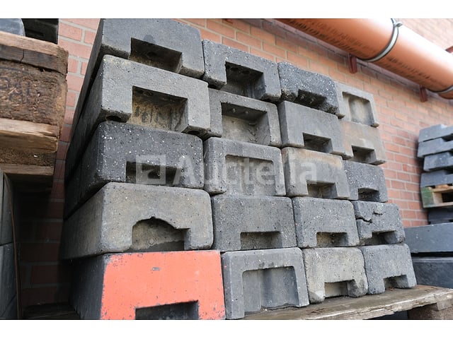 60 composietbases voor bouwbarrières type Heras – foto 4 – kavel bij Auctelia, Machelen