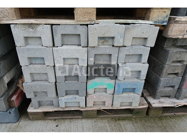 64 composietbodems voor bouwbarrières type Heras – foto 2 – kavel bij Auctelia, Machelen