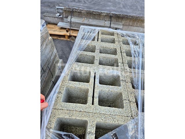 78 holle betonnen blokken – foto 2 – kavel bij Auctelia, Bergen