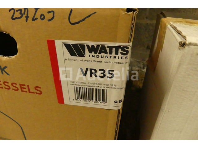 9 expansietanks (4 x 18L – 3 x 25L – 1 x 35L – 1 x 16L sanitaire tank) – foto 7 – kavel bij Auctelia, Charleroi