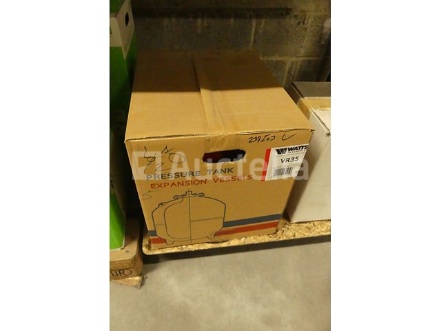 9 expansietanks (4 x 18L – 3 x 25L – 1 x 35L – 1 x 16L sanitaire tank) – foto 6 – kavel bij Auctelia, Charleroi