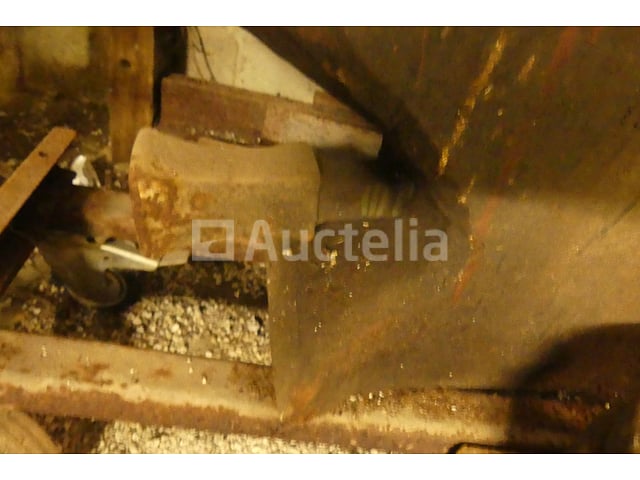 Aambeeld – foto 3 – kavel bij Auctelia, Chastre