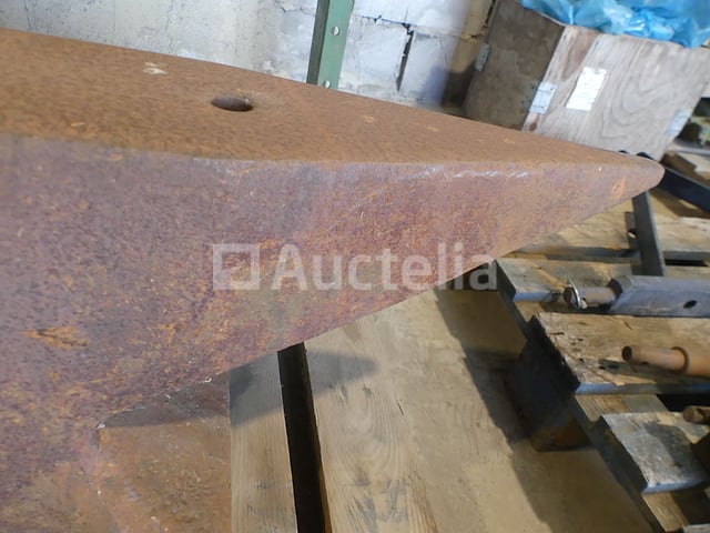 Aambeeld – foto 4 – kavel bij Auctelia, Binche