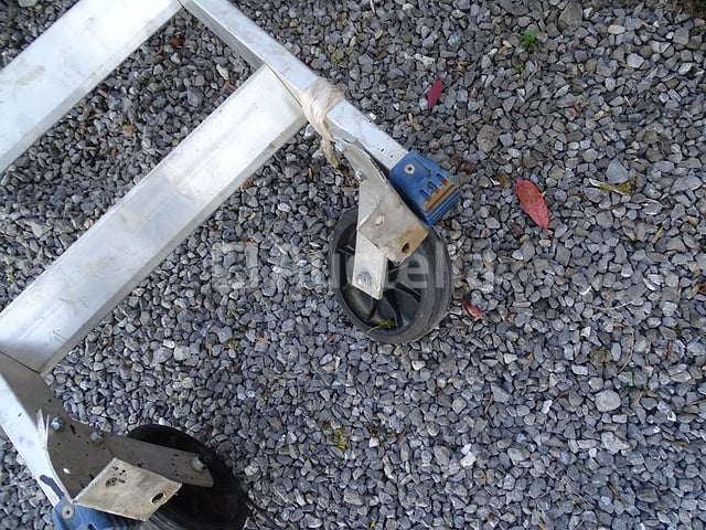 Aluminium trap (11 treden + 6 treden) als toegangsmateriaal voor platen – foto 3 – kavel bij Auctelia, Aye