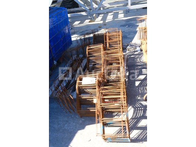 Balans van betonnen afstandhouders – foto 3 – kavel bij Auctelia, Paliseul
