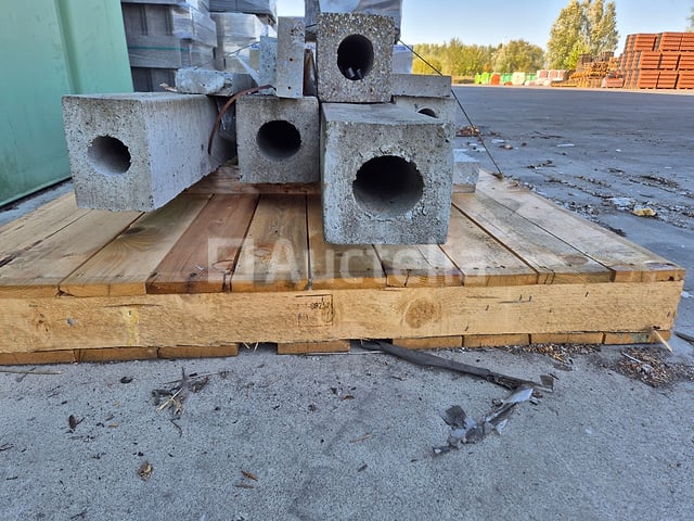 Betonnen latei – foto 2 – kavel bij Auctelia, Bergen