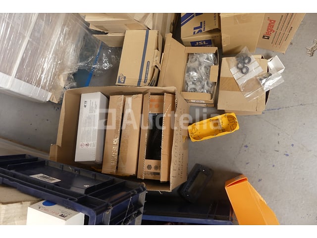 Bevestigingsmiddelen en elektrische apparatuur – foto 9 – kavel bij Auctelia, Braine-l'Alleud