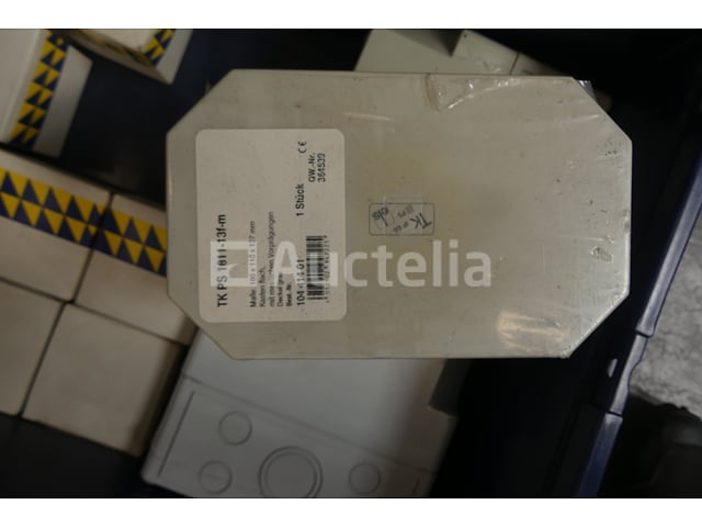Bevestigingsmiddelen en elektrische apparatuur – foto 4 – kavel bij Auctelia, Braine-l'Alleud