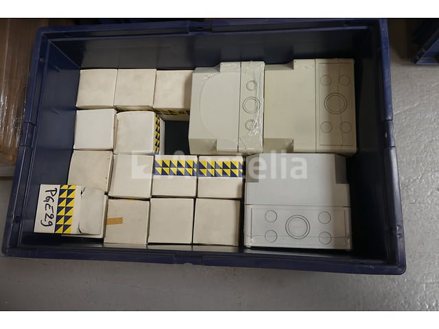 Bevestigingsmiddelen en elektrische apparatuur – foto 2 – kavel bij Auctelia, Braine-l'Alleud