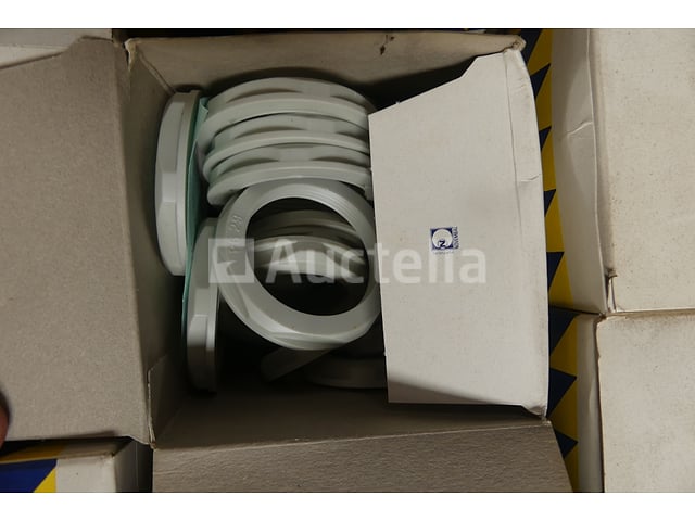 Bevestigingsmiddelen en elektrische apparatuur – foto 3 – kavel bij Auctelia, Braine-l'Alleud