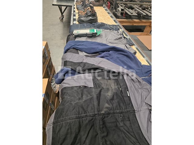 Bundel werkkleding en schoenen – foto 2 – kavel bij Auctelia, La Louvière