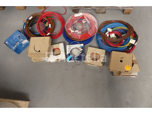 Elektrische kabels – kavel bij Auctelia, Braine-l'Alleud
