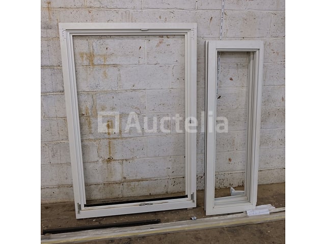 Houten raam IV 68 mm (Meranti), zonder beglazing, onvolledige beslagen Gebeitste afwerking (kleur dicht bij RAL 9003) – foto 3 – kavel bij Auctelia, Sankt Vith