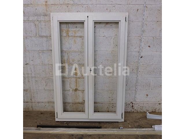 Houten raam IV 68 mm (Meranti), zonder beglazing, onvolledige beslagen Gebeitste afwerking (kleur dicht bij RAL 9003) – kavel bij Auctelia, Sankt Vith