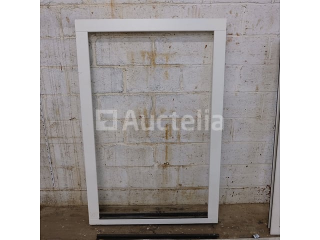 Houten raam IV 68 mm (Meranti), zonder beglazing, onvolledige beslagen Gebeitste afwerking (kleur dicht bij RAL 9003) – foto 4 – kavel bij Auctelia, Sankt Vith
