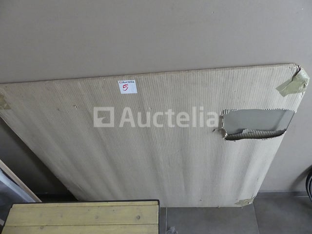 Houten trommel en glazen plaat van 1 m bij 1 m dik 10 mm - een samenstelling van de twee elementen kan een salontafel vormen – foto 8 – kavel bij Auctelia, Anderlecht