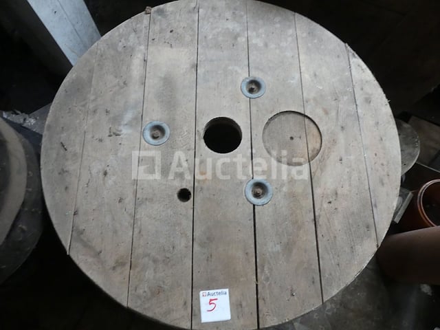 Houten trommel en glazen plaat van 1 m bij 1 m dik 10 mm - een samenstelling van de twee elementen kan een salontafel vormen – foto 4 – kavel bij Auctelia, Anderlecht