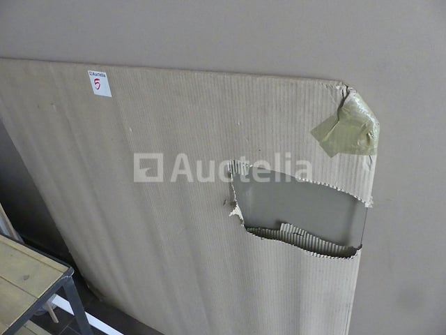 Houten trommel en glazen plaat van 1 m bij 1 m dik 10 mm - een samenstelling van de twee elementen kan een salontafel vormen – foto 6 – kavel bij Auctelia, Anderlecht