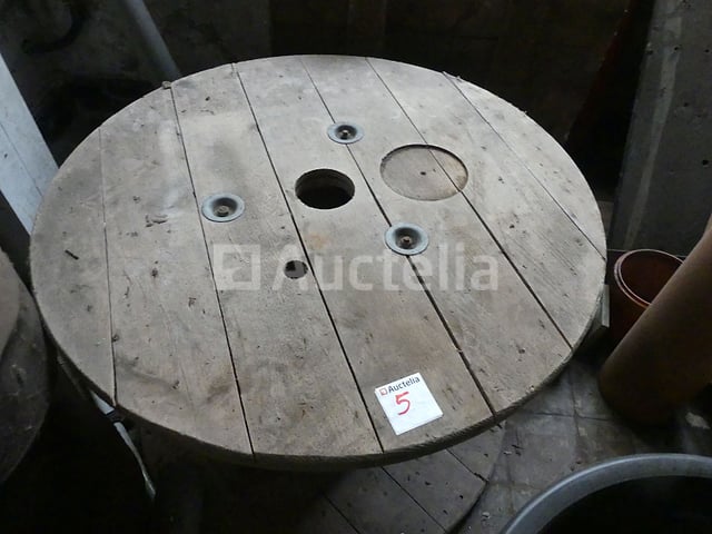 Houten trommel en glazen plaat van 1 m bij 1 m dik 10 mm - een samenstelling van de twee elementen kan een salontafel vormen – foto 2 – kavel bij Auctelia, Anderlecht