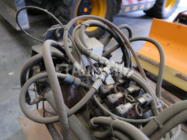 Hydraulische borstel voor veegvoertuig – foto 7 – kavel bij Auctelia, Ottignies-Louvain-la-Neuve