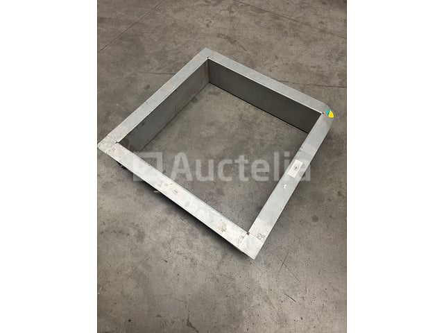 Metalen stoephoogte 20 cm – 800 × 800 mm – kavel bij Auctelia, La Louvière