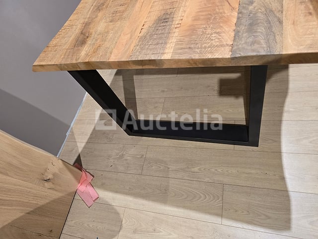 Nieuwe massief houten tafel, onregelmatige randen 300x100x3,8 cm hoogte 77 cm u-voet – foto 2 – kavel bij Auctelia, Meix-devant-Virton