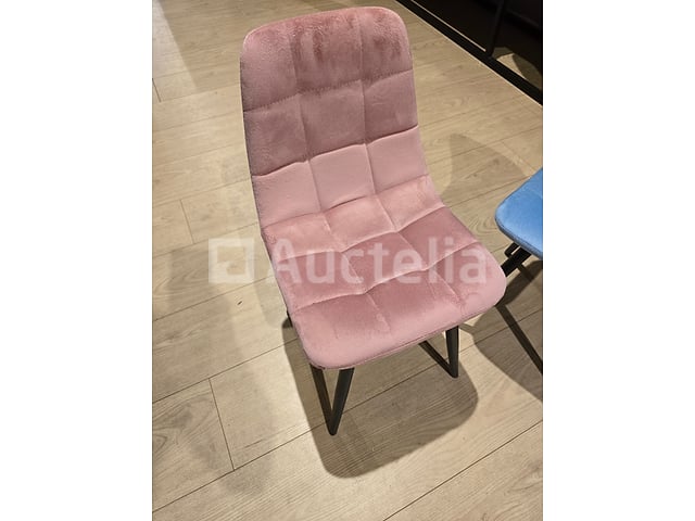 Nieuwe roze kinderstoel – kavel bij Auctelia, Meix-devant-Virton