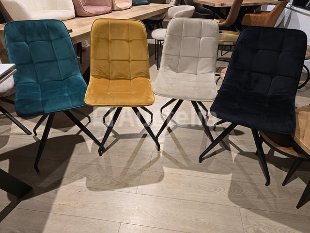 Nieuwe stoel in set bestaande uit 1 gele stoel 1 groene stoel 1 beige stoel 1 zwarte stoel – kavel bij Auctelia, Meix-devant-Virton