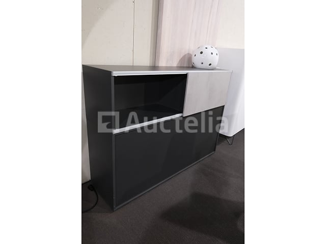 Onderkast met lamp – foto 2 – kavel bij Auctelia, Mont-de-l'Enclus