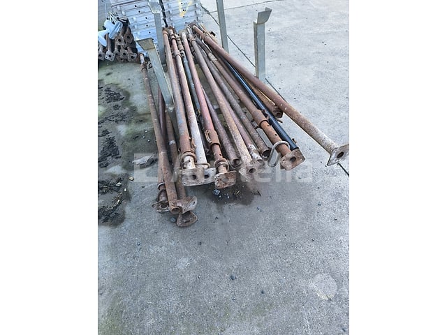 Propeller en steun: +- 17 stukken van +- 240 lengte – foto 4 – kavel bij Auctelia, Bastogne