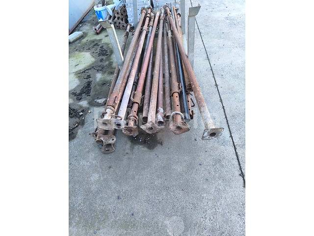 Propeller en steun: +- 17 stukken van +- 240 lengte – foto 3 – kavel bij Auctelia, Bastogne