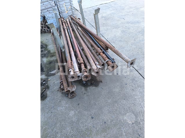 Propeller en steun: +- 17 stukken van +- 240 lengte – foto 2 – kavel bij Auctelia, Bastogne