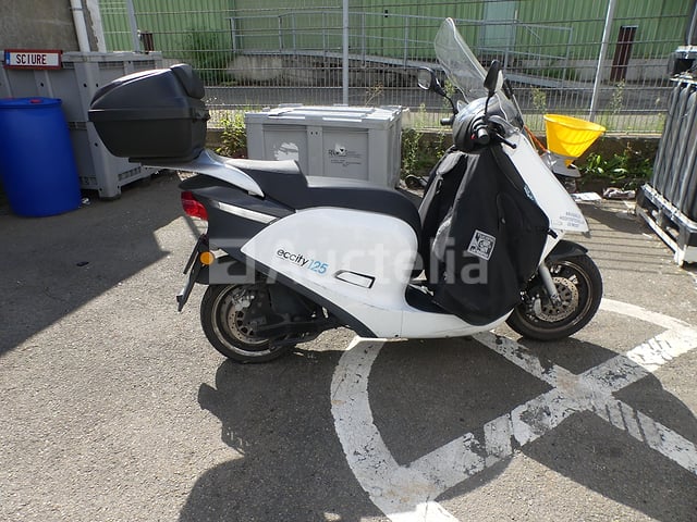 REF:20034 - Eccity Motorfietsen Emart Eccity 125 elektrische scooter (VIN:VKPAR67AE17000331) – foto 2 – kavel bij Auctelia, Bruxelles