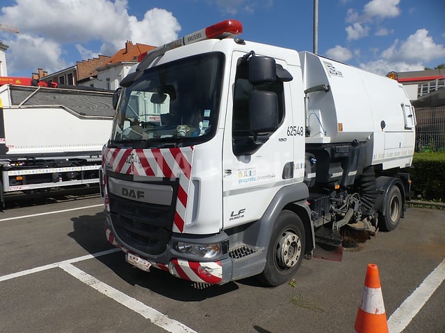 REF:62548 - DAF LF 180 FA veegwagen (2015-27,752 km)(VIN: XLRAEL1500L439337) – foto 2 – kavel bij Auctelia, Bruxelles