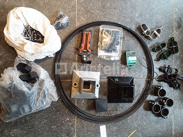 Set accessoires voor de installatie van hekwerk + set Parijse spikes en fiskarhamer + Set metselwerk materiaal – foto 2 – kavel bij Auctelia, Lasne