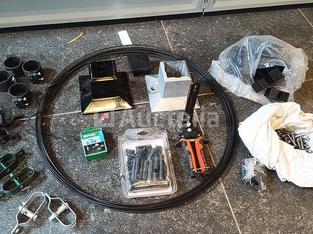 Set accessoires voor de installatie van hekwerk + set Parijse spikes en fiskarhamer + Set metselwerk materiaal – kavel bij Auctelia, Lasne