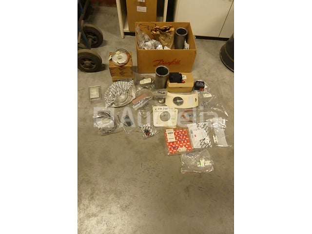 Set accessoires voor een oliebrander (oliepomp, elektroden, transformator, enz.). (+/- 30 stuks) – kavel bij Auctelia, Charleroi