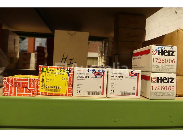 Set thermostatische klepbehuizingen en accessoires voor dito (+/- 200 stuks) – foto 3 – kavel bij Auctelia, Charleroi